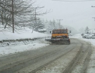 Σφοδρές χιονοπτώσεις σε Ήπειρος - Φθιώτιδα - Ευρυτανία και Ηλεία: Με αντιολισθητικές αλυσίδες τα ΙΧ στον Δομοκό